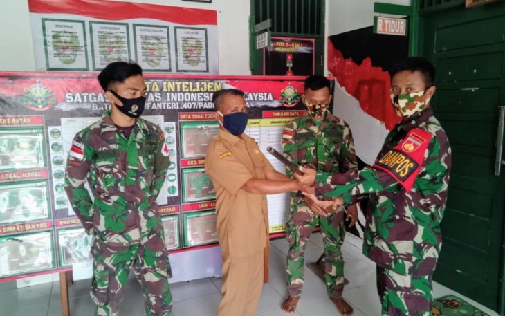 Pos Keladan Satgas Pamtas RI-MLY Yonif 407/PK menerima satu pucuk senjata rakitan jenis Penabur dari Bapak Ingkas (45) yang merupakan warga Dusun Keladan, Desa Sungai Senunuk, Kecamatan Batang Lupar, Kabupaten Kapuas Hulu, Kalbar. Senin (08/02/21)