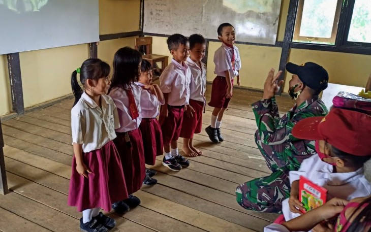 Satuan Tugas Pengamanan Perbatasan (Satgas Pamtas) Yonif 407/Padmakusuma menjadi tenaga pendidik (Gadik) di SDN 02 Jasa Dusun Wakampuh, Desa Jasa, Kecamatan Ketungau Hulu, Kabupaten Sintang, Kalbar. Selasa (09/02/21).