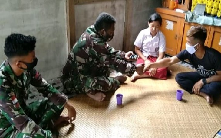 anggota Pos Keladan Satgas Pamtas RI-MLY Yonif 407/PK menerima        4 butir munisi senjata jenis Penabur diserahkan oleh salah seorang warga Dusun Keladan, Desa Sungai Senunuk, Kecamatan Batang Lupar, Kabupaten Kapuas Hulu, 
