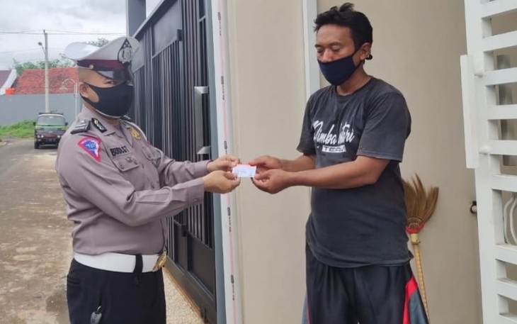Anggota Polres Pekalongan mengantarkan SIM 