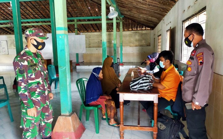 Serma Jumarno Babinsa Desa Saren Bersama Aiptu Suripta anggota Polsek Kalijambe melaksanakan kegiatan pengamanan pembagian Bantuan Sosial Tunai ( BST ) tahap 11( Bulan Februari ) dari Kemensos via PT Pos Indonesia kepada Keluarga Penerima Manfaat (KPM) di Balai Desa Sambirembe Saren Ds.Donoyudan Ds.Wonorejo Kec.Kalijambe Kab.Sragen.