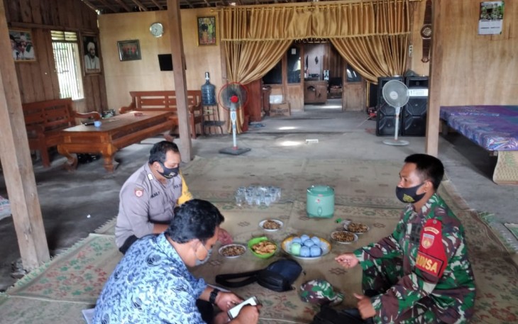 Babinsa Tanggan Bersama Bhabinkatimas Komsos Dengan Perangkat Desa