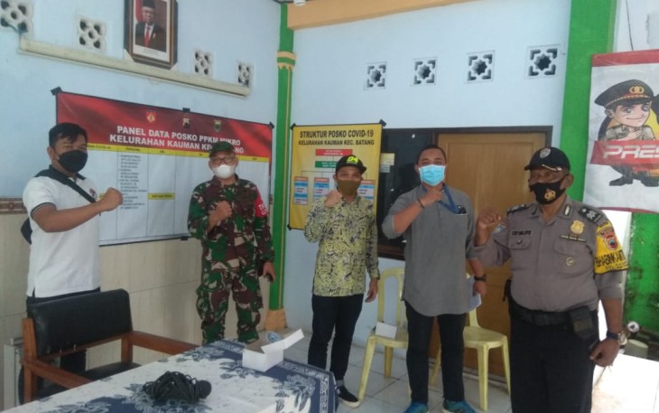 Babinsa dan Bhabinkantibmas bersama Kepala Kelurahan Kauman melaksanakan sosialisasi PPKM Skala Mikro Tingkat RT di Balai Kantor Kelurahan Kauman, Kecamatan Batang, Kabupaten Batang.