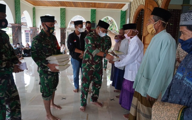 Dandim 0736/Batang Letkol Arh Yan Eka Putra, menggelar aksi kemanusiaan dengan memberikan bantuan atau santunan kepada warga kurang mampu di Masjid Al Maghfiroh Desa Brayo, Kecamatan Wonotunggal, Kabupaten Batang, Jum'at (19/2/21 ).