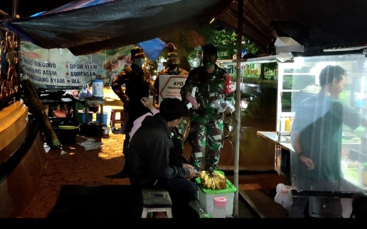 Pemberlakuan Pembatasan Kegiatan Masyarakat (PPKM) Skala Mikro, Koramil 10/Batang Kota menggelar Operasi Yustisi mandiri untuk menekan penyebaran Covid-19, dilaksanakan di JL. Perintis Kemerdekaan Watesalit. Sabtu (20/2/21) malam 