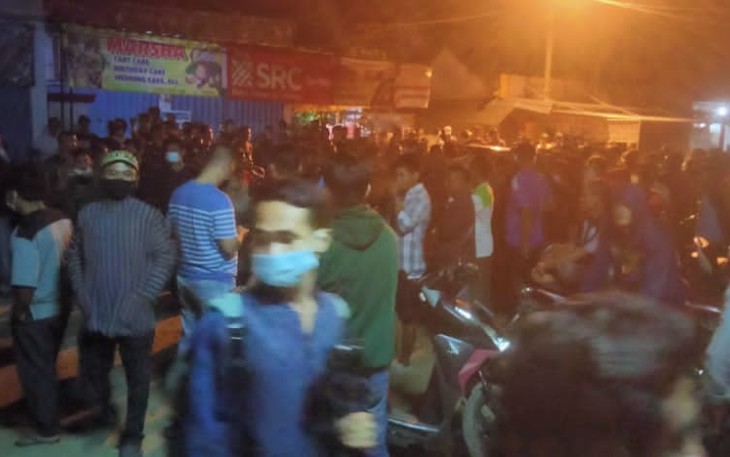 Ratusan Massa Cegat Mobil Fuso Milik PJA