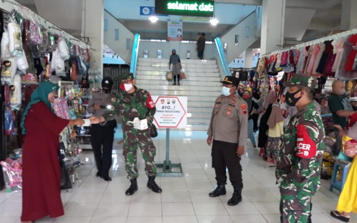 Pemberlakuan Pembatasan Kegiatan Masyarakat (PPKM) Skala Mikro TNI - Polri terus berupaya menggelar operasi yustisi sekaligus program pembagian masker secara gratis di sejumlah pasar tradisional. Petugas dari Koramil Jajaran Kodim 0736/Batang menyisir beberapa ruang publik, salah satunya Pasar Batang, Jawa Tengah, Selasa (23/2/21) Pagi.