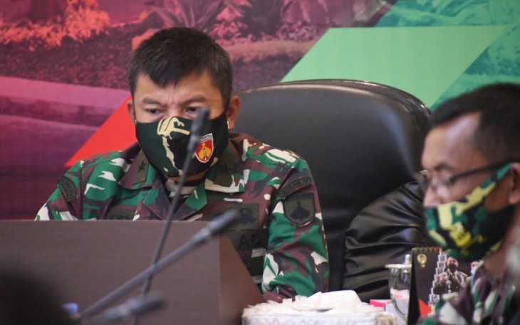 Pangdam IV/Diponegoro Mayjen TNI Bakti Agus Fadjari, S.I.P., M.Si. bersama Kasdam IV/Diponegoro Brigjen TNI Widi Prasetijono dan para pejabat  utama Kodam IV/Diponegoro mengikuti kegiatan Rapat Pimpinan (Rapim) TNI AD TA  2021 secara virtual di Ruang Bina Yudha, Jl. Perintis Kemerdekaan, Watugong, Semarang, Selasa (23/02/2021).