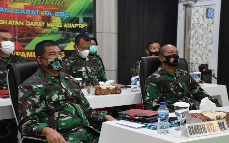 Danrem 072/Pamungkas Brigjen TNI Ibnu Bintang Setiaean. S.I.P., M. M.  mengikuti Rapim TNI AD TA. 2021 secara Virtual  melalui video conference dengan tema “  Membangun TNI Angkatan Darat yang  Adaptif ” bertempat di ruang Puskodal Ops Makorem 072/Pamungkas di Jl. Reksobanyan no. 4, Ngupasan, Kec. Gondomanan, Kota Yogyakarta. Selasa (23-02-2021).