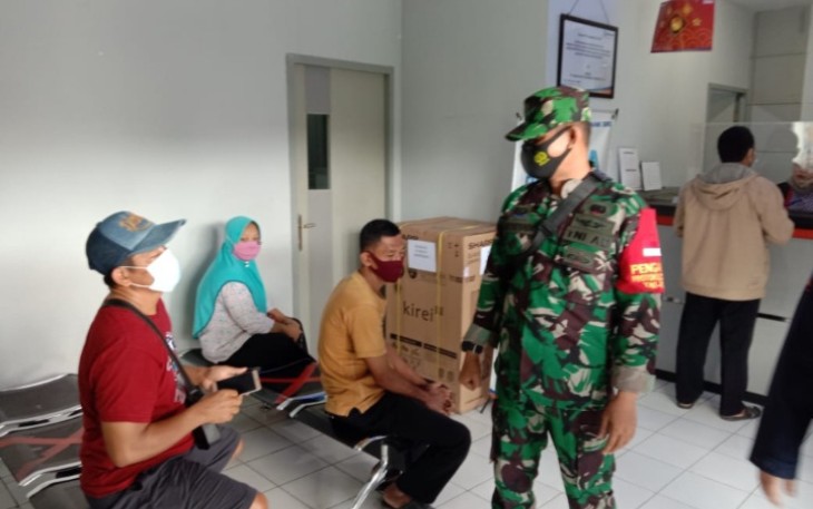 Personel Koramil 13/ Nogosari Kodim 0724/Boyolali, melakukan penertiban penggunaan masker maupun penerapan protokol kesehatan bagi pengunjung salah satu Bank pemertah yakni BRI Unit Ketitang Kecamatan Nogosari Kabupaten Boyolali. Rabu (24/02).