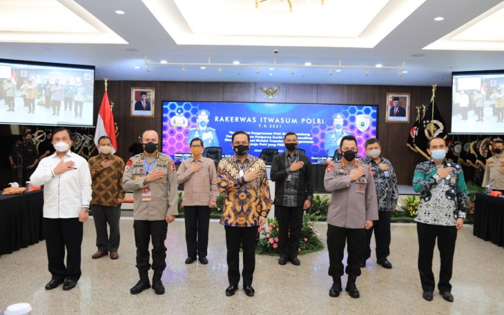 Kapolri Jenderal Listyo Sigit Prabowo resmi melaunching Aplikasi Pengaduan Masyarakat (Dumas) Presisi (Prediktif, Responsibilitas, Transparansi Berkeadilan). Hal itu dilakukan untuk mewujudkan bentuk transparansi dan Handling Complain bagi masyarakat luas.