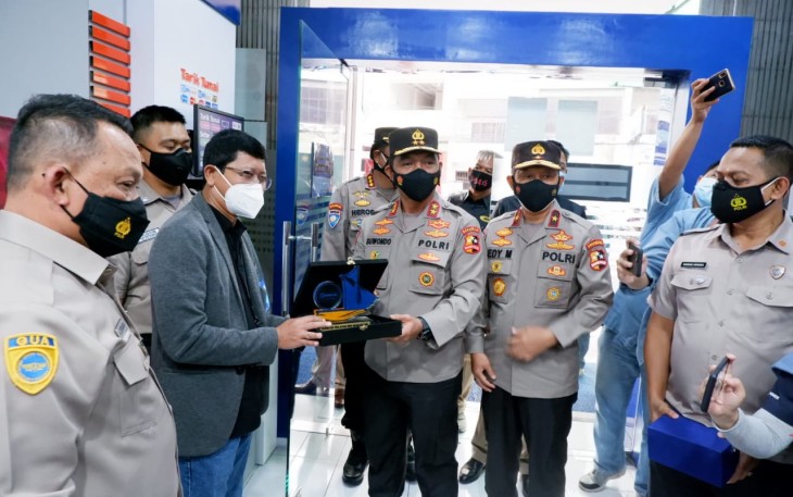 Baharkam Mabes Polri melalui Kakorbinmas Polri memberikan penghargaan kepada Satuan Pengamanan (Satpam) yang bekerja di Bank BRI unit KCP Pasar Sentral Makassar, Sulawesi Selatan.