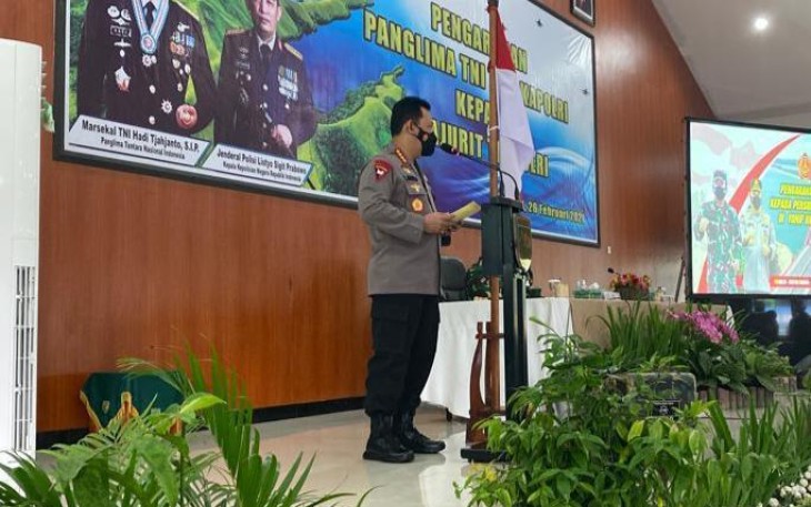 Panglima TNI Marsekal Hadi Tjahjanto dan Kapolri Jenderal Listyo Sigit Prabowo melakukan kunjungan kerja (kunker) ke Papua. Dalam kesempatan itu keduanya memberikan pengarahan kepada personel Babinsa dan Bhabinkamtibmas. 