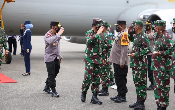 Panglima TNI Mareskal Hadi Tjahjanto dan Kapolri Jenderal Listyo Sigit Prabowo melakukan pertemuan dengan Satuan Tugas (Satgas) Nemangkawi dalam rangkaian kunjungan kerja (knker) ke Papua.