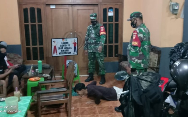 Anggota Koramil 02/Karangmalang Sertu Bambang Agus dan Sertu Joko Priyanto melaksanakan Patroli rutin wilayah dalam rangka Pemberlakuan Pembatasan Kegiatan Masyarakat (PPKM MIKRO) untuk Pengendalian Penyebaran Corona Virus (Covid -19) di Wilayah Kec. Karangmalang .