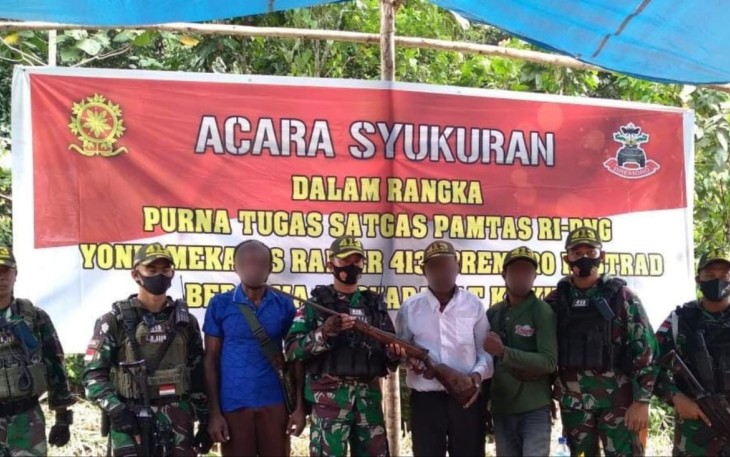 Kepala Suku Kampung Kufu Serahkan Senjata Pada Satgas Yonif MR 413 Bremoro Kostrad di Sela Acara Perpisahan Purna Tugas Operasi Pamtas RI - PNG