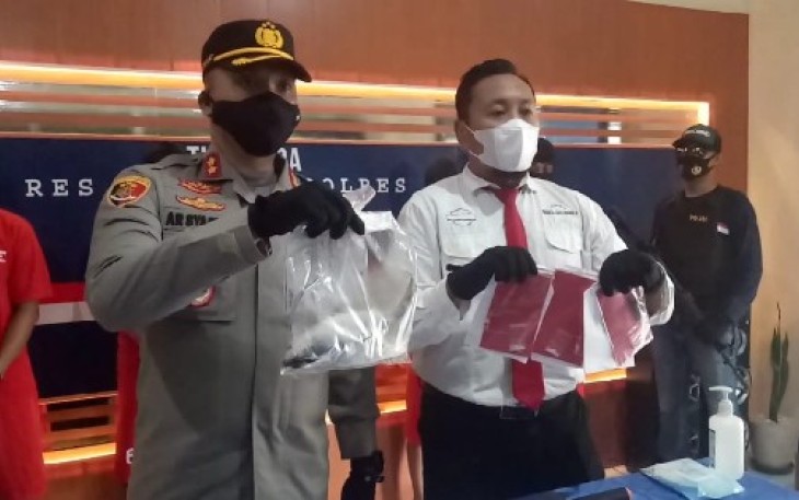 Kapolres Pati memperlihatkan barang bukti 