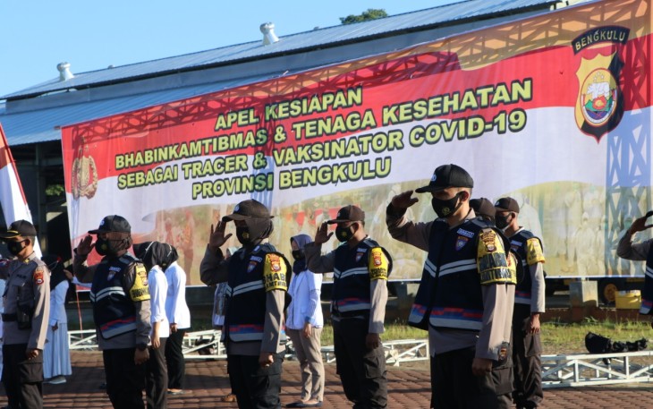 Bhabinkamtibmas Polda Bengkulu dan Bhabinsa Korem 041/ GAMAS Bersinergi Sukseskan Vaksinasi