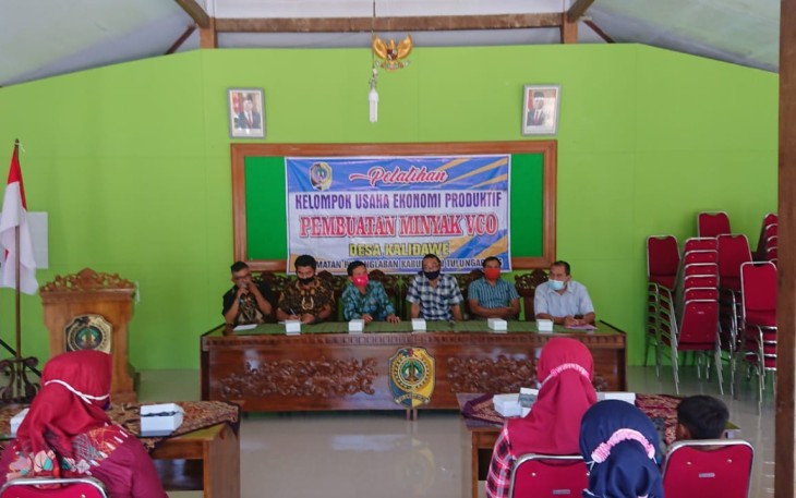   Pelatihan Kewirausahaan Pelaku UKM Bidang VCO di Desa Kalidawe