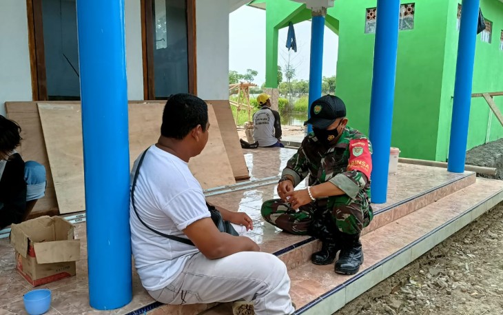 Kebersamaan Satgas TMMD Ke-110 Kodim 0604/Karawang Bersama Warga Sedari