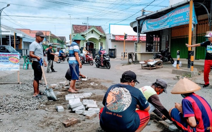 Gerakan Tambal Jalan Berlubang dan Bersihkan Sampah Jadi Agenda Rutin Komunitas Tulungagung Explorer 