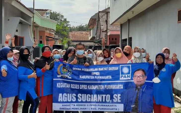   Anggota DPRD Kabupaten Purwakarta Agus Sugianto Bersama Para Ibu Rumah Tangga di Lingkungan Perum Hegarmanah Cisereuh Purwakarta (foto : Klikwartacom)
