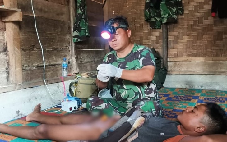 Personel Satgas TMMD Kodim 0209/LB Bantu Anak Warga Kurang Mampu Untuk di Khitan