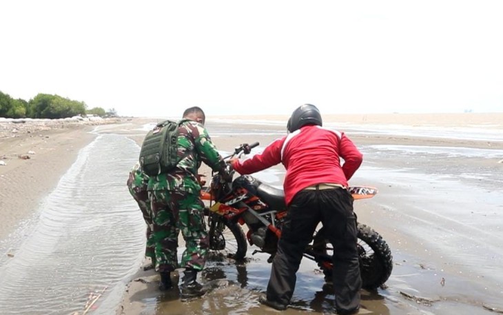 Personel Satgas Terjungkal Saat Menempuh Dusun Terpencil