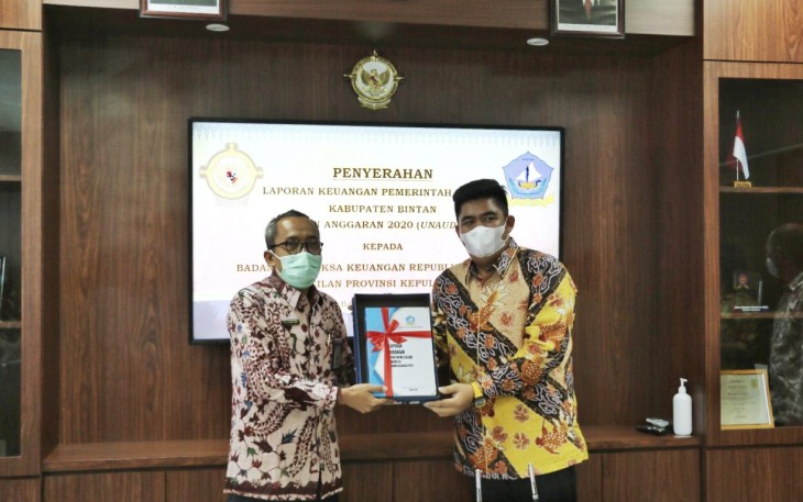 Wakil Bupati Bintan Serahkan LKPD Ke BPK Kepri