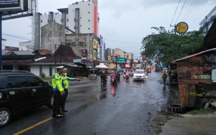 Curah Hujan Tinggi Jalan Lintas Barat Tergenang Air 