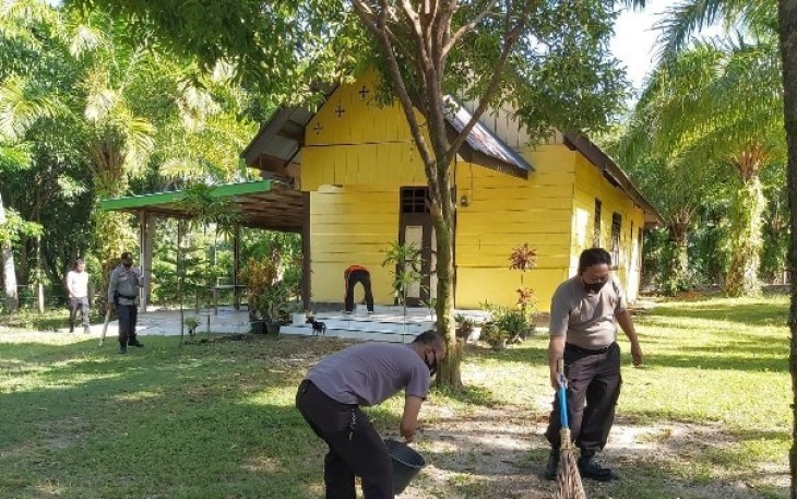 Polsek Maje Gotong Royong Bersihkan Tempat Ibadah