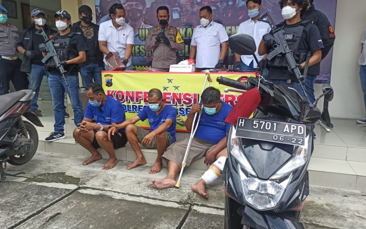 Polrestabes Semarang gelar konferensi Pers terkait Unit Resmob Polrestabes Semarang yang berhasil membekuk pelaku perampasan uang setoran milik toko emas Semar Nusantara sebesar Rp 429 juta 