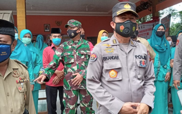 Kabid Humas Polda Jateng Kombes Pol Iskandar Fitria Sutisna didampingi Kapolres Batang AKBP Edwin Louis Sengka, di Posko PPKM Mikro Desa Kalisalak, Kabupaten Batang, Senin (1/3/2021).