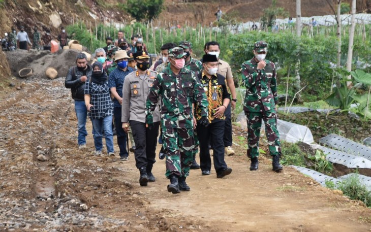 Kepala Staf Komando Resor Militer (Kasrem) 072/Pamungkas Kolonel Inf Afianto didampingi Dandim 0707/Wonosobo Letkol Czi Wiwid Wahyu Hidayat S.Ag beserta rombongan tiba di Desa Gemblengan Kecamatan Garung untuk meninjau lebih dekat pelaksanaan TMMD Reguler ke 110.
