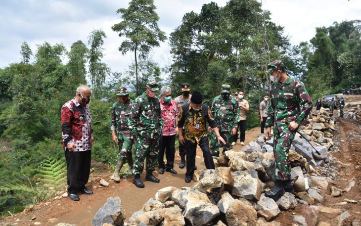 Kasrem 072/ Pamungkas Kolonel Inf. Afianto menghadiri Upacara pembukaan TMMD Reguler ke 110 tahun 2021 Kodim 0707/Wonosobo. Kegiatan tersebut dibuka langsung oleh Bupati Wonosobo Afif Nurhidayat S.Ag. bertempat di Pendopo Kabupaten Wonosobo, Selasa (02-03-2021).  