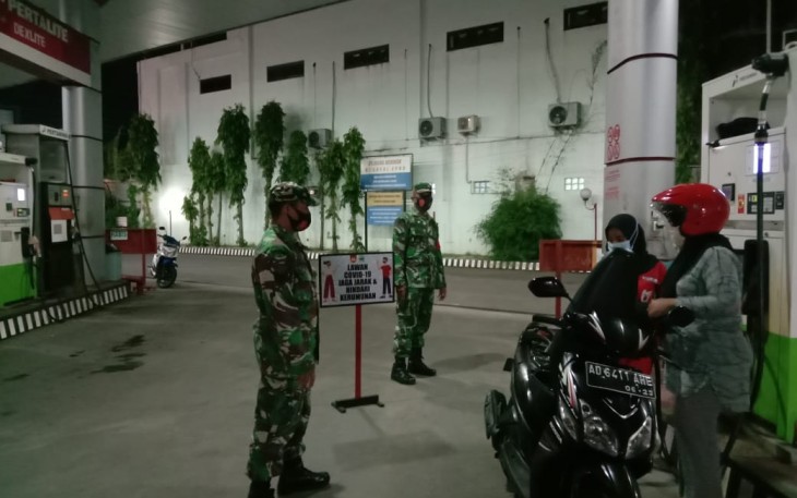 Anggota Koramil 02/Karangmalang Kodim 0725/Sragen melaksanakan  Pemantauan Wilayah  dan Patroli Pengawasan dan Penegakan PPKM berbasis Mikro Prokes Covid-19 di Wilayah Kec. Karangmalang. 