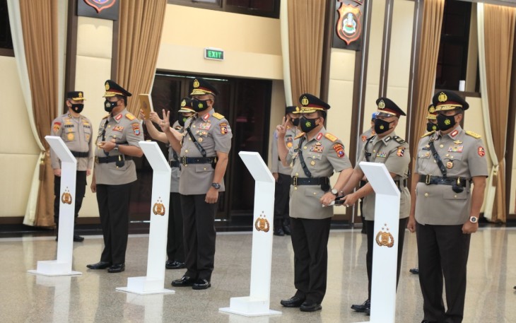 Sebanyak 19 pati Polri melakukan serah terima jabatan dan mendapatkan kenaikan pangkat.