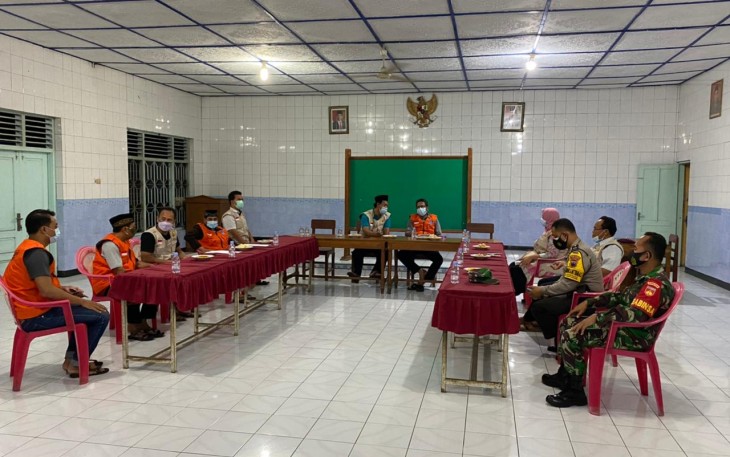 Serka Bambang S Babinsa Sidodadi Koramil 03/Masaran menghadiri kegiatan  pengecekan Posko PPKM Mikro desa Sidodadi oleh Ketua Satgas Kecamatan Masaran, Kamis ( 4/3/2020 ).