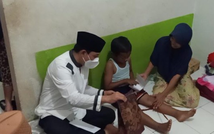  Wakil Walikota Bengkulu Dedy Wahyudi Saat Memberikan Bantuan Kepada Warga Kelurahan Kandang Limun