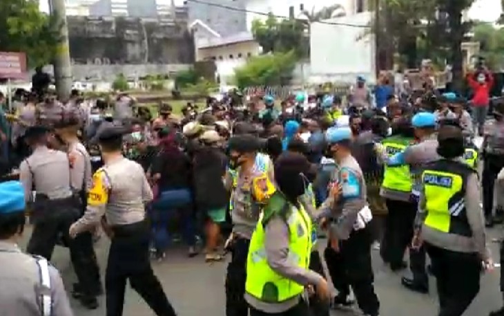 Petugas Kepolisian dan Satgas Gabungan Penanganan COVID-19 Jawa Tengah membubarkan demo mahasiswa papua, yang berlangsung di Jalan Pahlawan (Patung Kuda Undip) Kota Semarang, pada Jumat .(5/3).