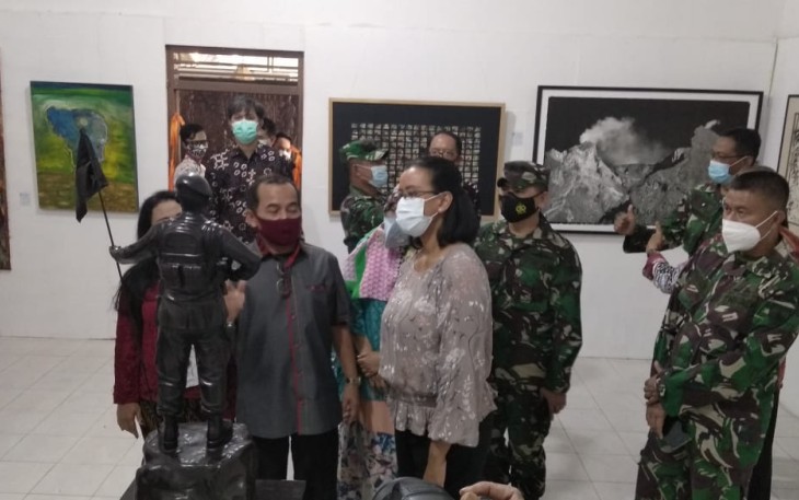 Komandan Korem 072/Pmk Brigjen TNI Ibu Bintang Setiawan, S.I.P,. M.M mendapat undangan Pameran, Bazaar Art dan Opening Kopi Macan Yusman namun ada agenda yang bersamaan di wakili oleh Pasi Komsos Ster Korem 072/Pmk Mayor Arm Ronang S yang bertempat di Jl. Bugisan Tegal Senggotan Tirtonirmolo Kasihan Bantul. Jumat (5/3/2021)