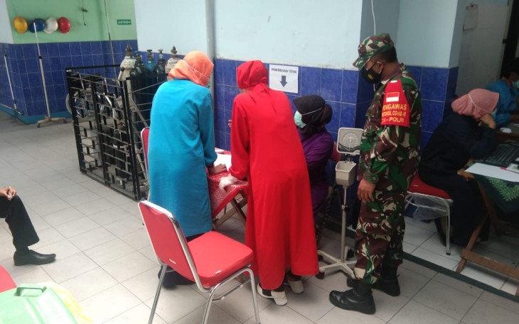 Babinsa Karanganyar Koramil 02/Musuk Kodim 0724/Boyolali Sertu Heri Purwanto melaksanakan kegiatan pendampingan Vaksinasi jenis Sinovac kepada anggota PNS setempat  yang dilaksanakan Puskesmas Tamansari, Kabupaten Boyolali. Sabtu (06/03).