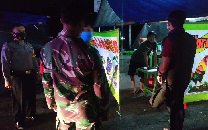 Anggota Koramil 09/Sawit Kodim 0724/Boyolali Serma Yakup Dapa B bersama 4 orang anggota, anggota Polsek Sawit dan 1 anggota Satpol PP melaksanakan patroli operasi yustisi PPKM Mikro di Warung Makan yang berada di Desa Manjung Kecamatan Sawit, Kabuaten Boyolali. Sabtu Malam (06/03).