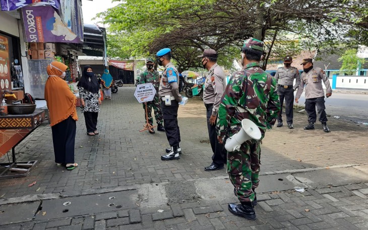 Anggota Koramil 10/Sambi Kodim 0724/Boyolali yang dipimpin oleh Pelda Hadi Suryani bersama dengan anggota Polsek Sambi melaksanakan operasi Prokes/Yustisi dalam rangka PPKM Mikro di Pasar Sambi dan toko sembako yang berada di Dukuh  Tempursari Rt.04 Rw.02 Ds. Tempursari Kecamatan Sambi, Kabupaten Boyolali. Minggu (07/03).