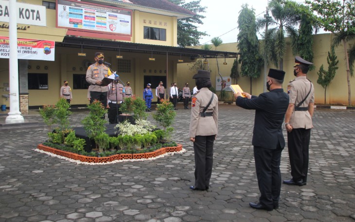 Jabatan Kabagres Polres Pekalongan Kota Polda Jateng diserahterimakan dari Kompol Trismiyanto kepada Kompol Efi Wijayatmi. Acara serah terima jabatan (sertijab) dilaksanakan di Halaman Mapolres Pekalongan Kota, dipimpin Kapolres Pekalongan Kota Polda Jateng AKBP M. Irwan Susanto, S.I.K, S.H.,M.H., dan diikuti jajarannya beserta Bhayangkari, Selasa (9/3).