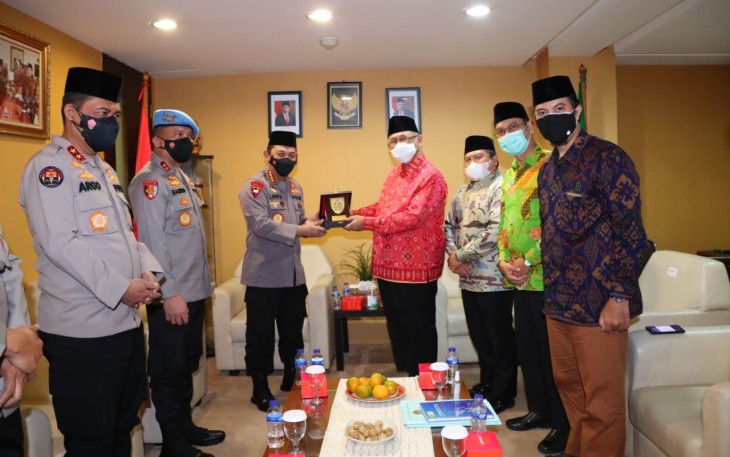 Kapolri Jenderal Polisi Listyo Sigit Prabowo bersama jajaran bersilaturahmi dengan pengurus pusat Lembaga Dakwah Islam Indonesia (LDII).