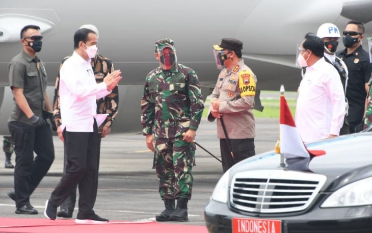 Kedatangan Presiden Joko Widodo ke Kota Semarang, dalam rangka meninjau pemberian vaksin Covid 19 kepada para ulama di Jawa Tengah dan tokoh Lintas Agama. Disambut Kapolda Jateng bersama Pangdam IV Dipenogoro di bandara Ahmad Yani Rabu Pagi tadi, (10/3/21).