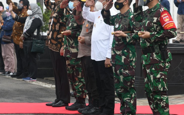 Pangdam IV/Diponegoro Mayjen TNI Rudianto selaku Panglima Komando Tugas Gabungan Terpadu (Pangkogasgabpad) memimpin kegiatan Pam VVIP  kunjungan kerja Presiden RI Ir. H. Joko Widodo beserta rombongan ke Daerah Istimewa Yogyakarta dan Jawa Tengah untuk meninjau pelaksanaan vaksinasi COVID-19 secara massal, Rabu (10/3/2021).
