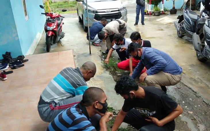 Mahasiswa Papua dan Polisi Di Jateng lakukan Bakti Sosial dan Kerja Bakti