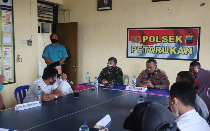 Polsek Petarukan bersama Forkopimca dan pemerintah desa telah memfasilitasi kedua pihak untuk bertemu di Aula Polsek Petarukan.